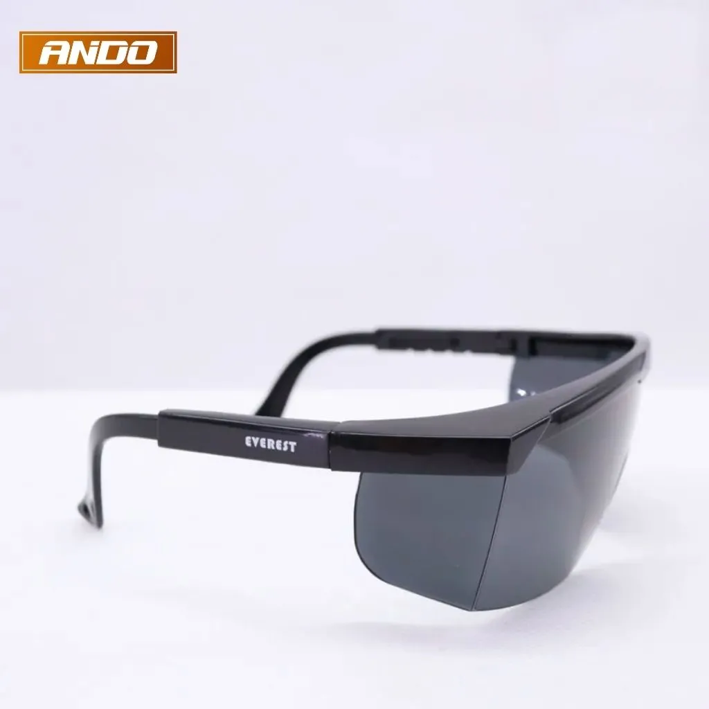 Kính BHLĐ EV105B đen phù hợp sử dụng trong nhiều môi trường làm việc
