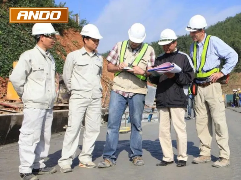 Kỹ sư x&acirc;y dựng cần quần &aacute;o bảo hộ kh&aacute;c g&igrave; so với c&ocirc;ng nh&acirc;n?
